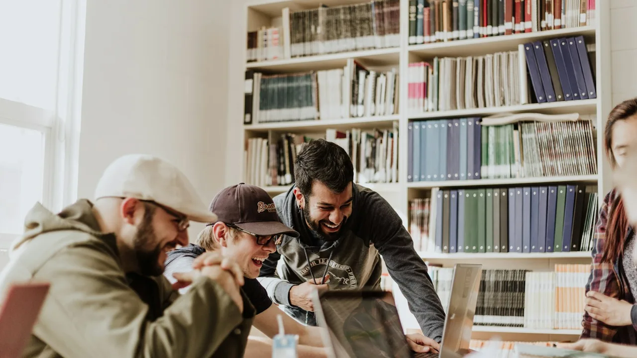 Jeunes participants à un atelier de médiation culturelle